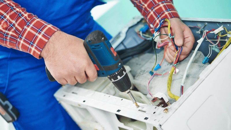 Çeşme Daikin Daikin çamaşır makinesi kart tamiri – Su almama arızası orijinal parça ile giderildi. - Teknik servis örneği